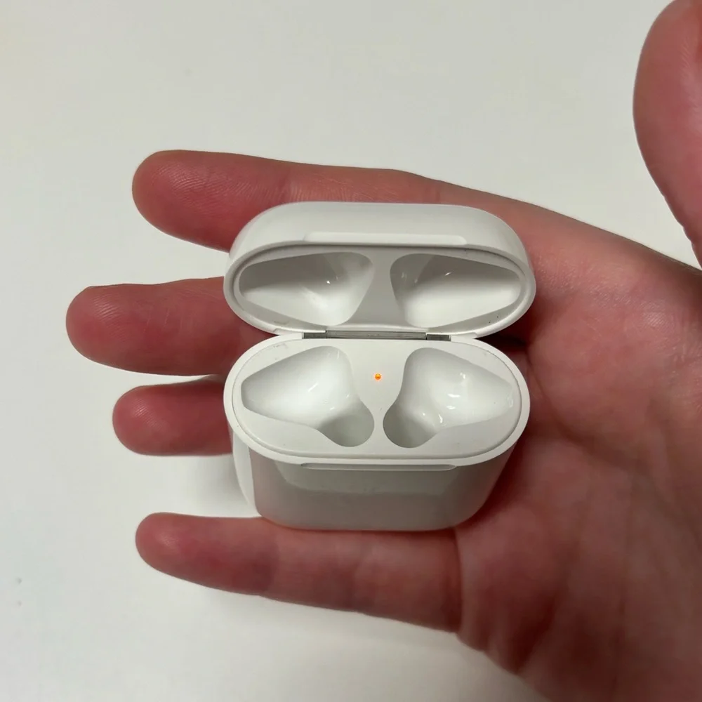 Apple 2nd Gen Wireless Earbuds & Charging Case good condition